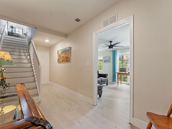 5th image of 2725 NE 8th Avenue #101