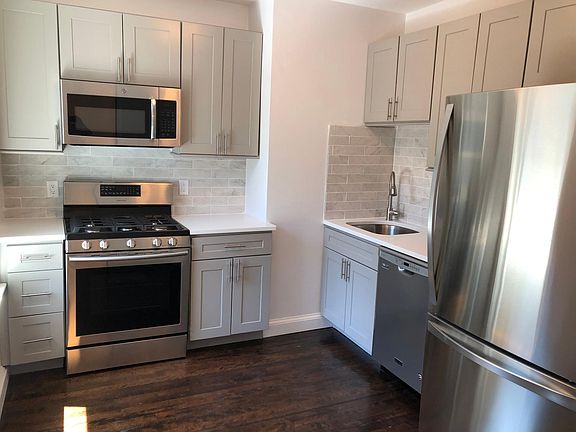 Quartz countertops with under the cabinet lighting