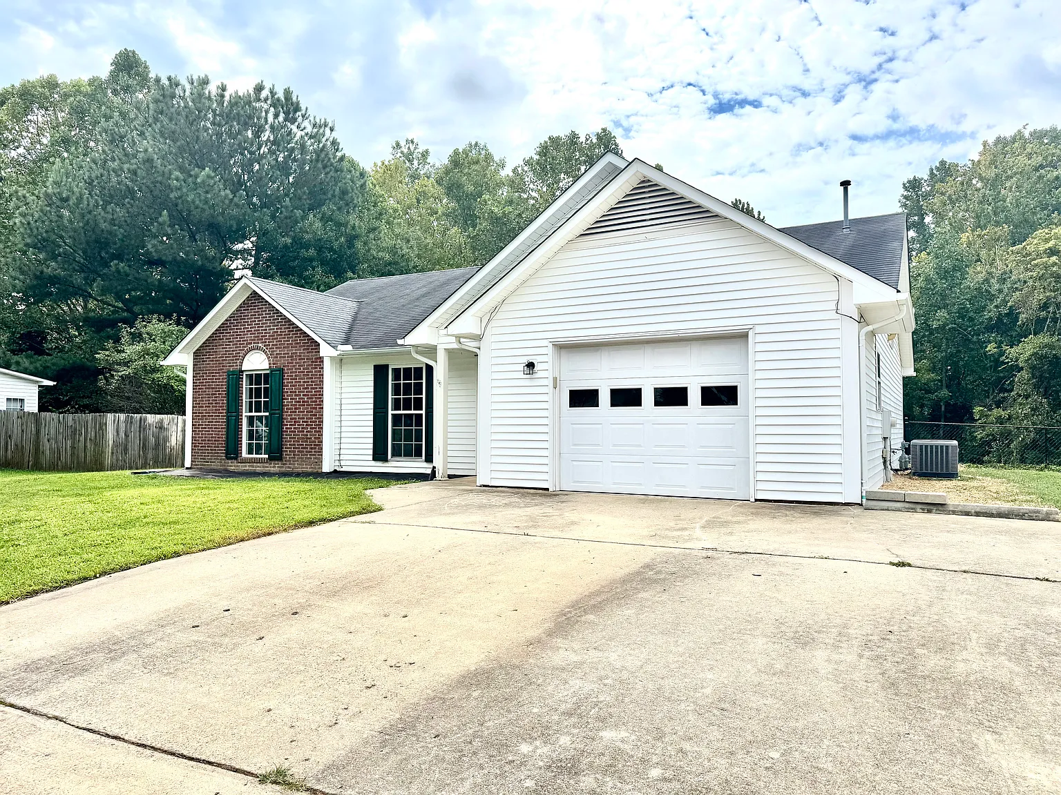 3 bed, 1330 sqft, $2,400 — Photo 2