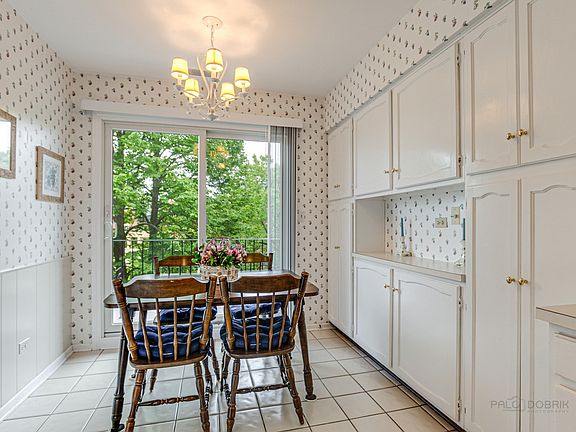 3rd image of 140 Franklin Pl E APT 309