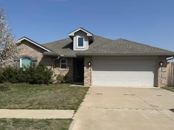 906 Brookhollow Dr, Chickasha, OK 73018