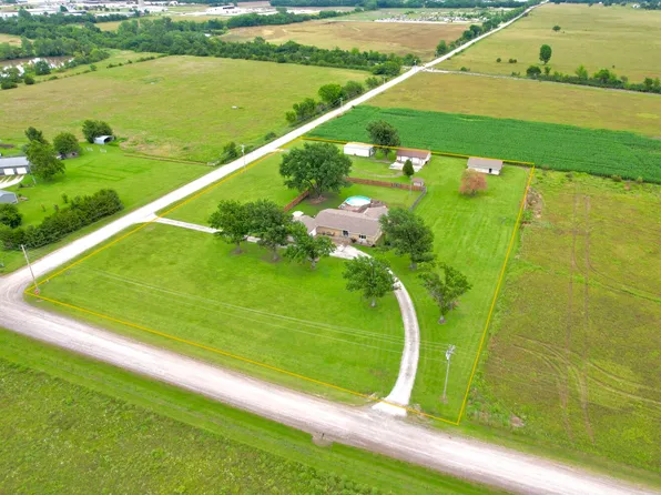 17970 Douglas Rd, Chanute, KS 66720