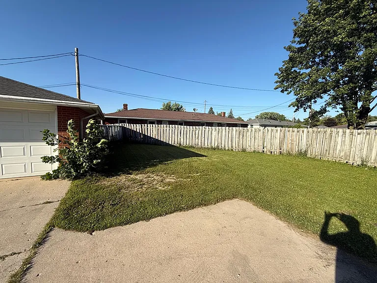 845-847 Abrams St — Photo 14