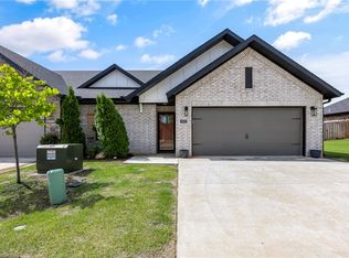 2810 W Persimmon St, Rogers, AR 72756
