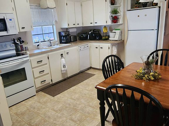 5th image of 410 Dawn St
