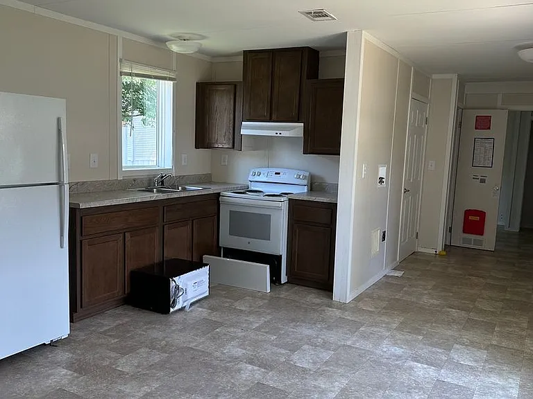 2501 S Broadway Ave — Photo 34