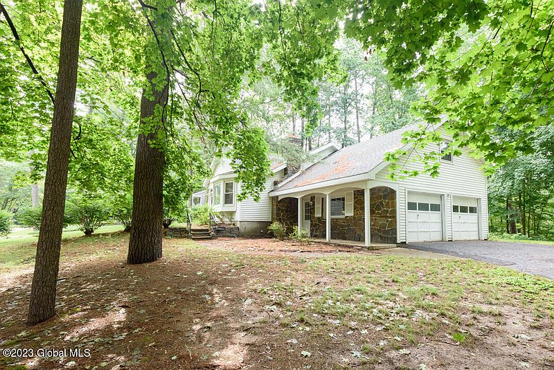 3rd image of 10 Pine Ridge Drive