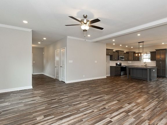3rd image of 1086 Spicer Dr