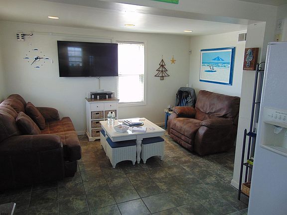 4th image of 714 Asbury Ave #C