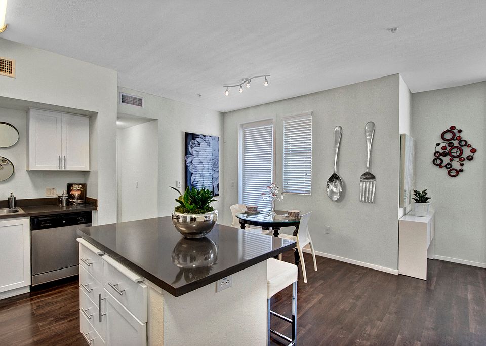 Chefs Kitchen with Eat-in Dining