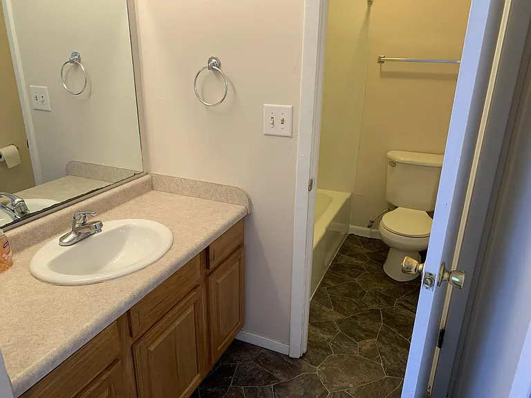 601 E Main St #6 — Photo 8