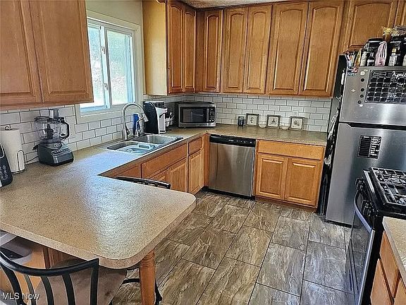 3rd image of 3588 Albrecht Ave
