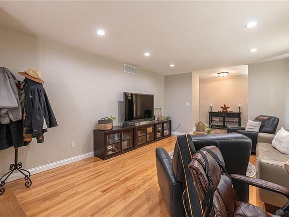3rd image of 4080 Beechwood Dr