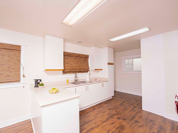 3rd image of 642-654 1/2 S Marengo Ave #652