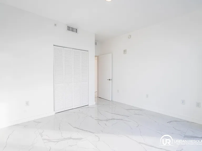 8425 Crespi Blvd #304 — Photo 37