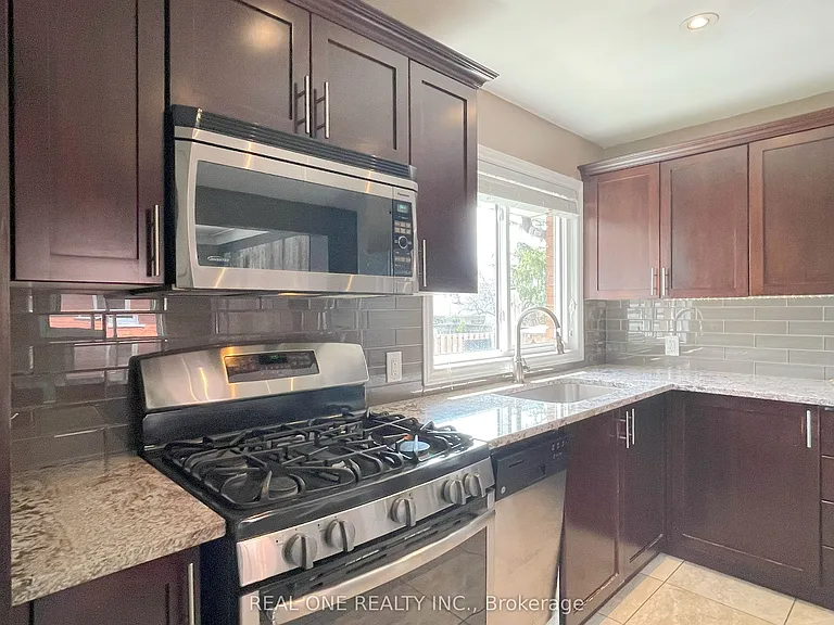 138 Welbourn Dr #UPPER — Photo 6