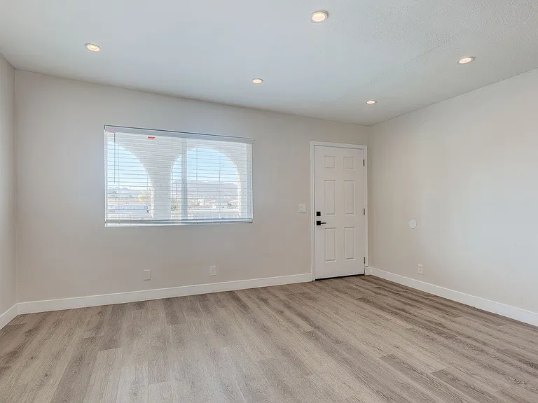 471 Jefferson Blvd — Photo 14