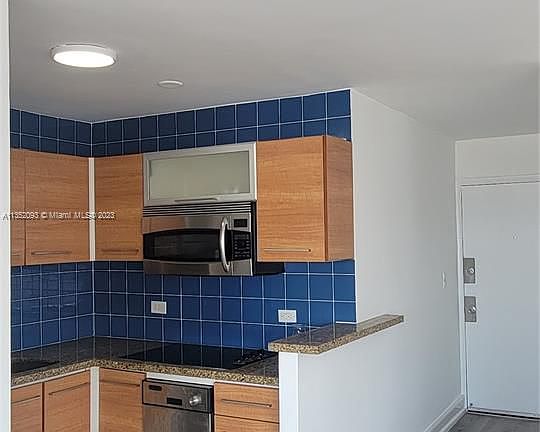 5th image of 1881 Washington Ave APT 11G