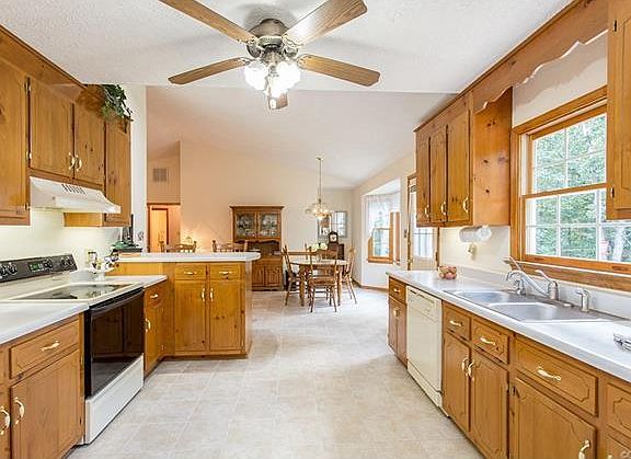 3rd image of 2072 Oak Leaf Dr