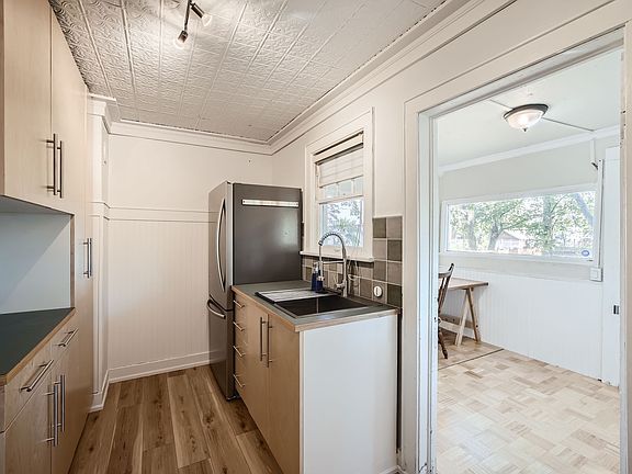 5th image of 11 E Mill St