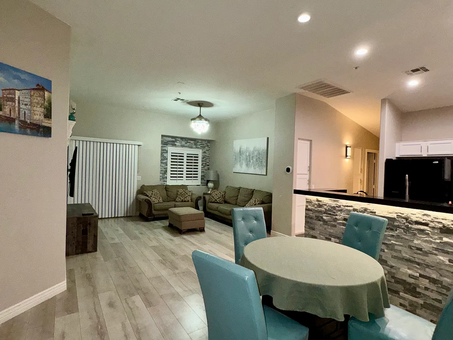 2250 E Deer Valley Rd — Photo 3