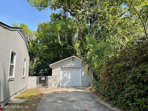 3rd image of 615 E 61st St