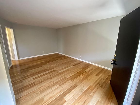 3rd image of 929 Rose Ave