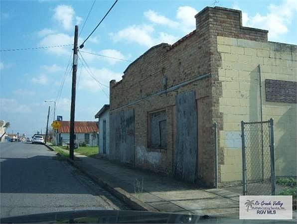 2nd image of 585 W Robertson St