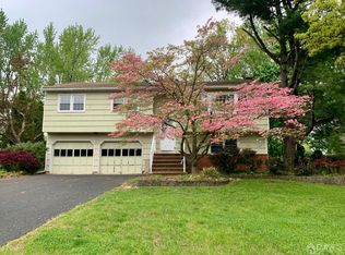 83 Oakey Dr, Kendall Park, NJ 08824