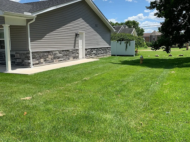 640 W Walnut St — Photo 2