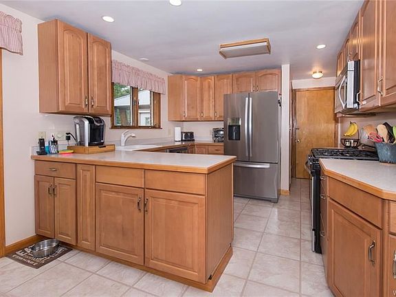 4th image of 181 Aurora Dr