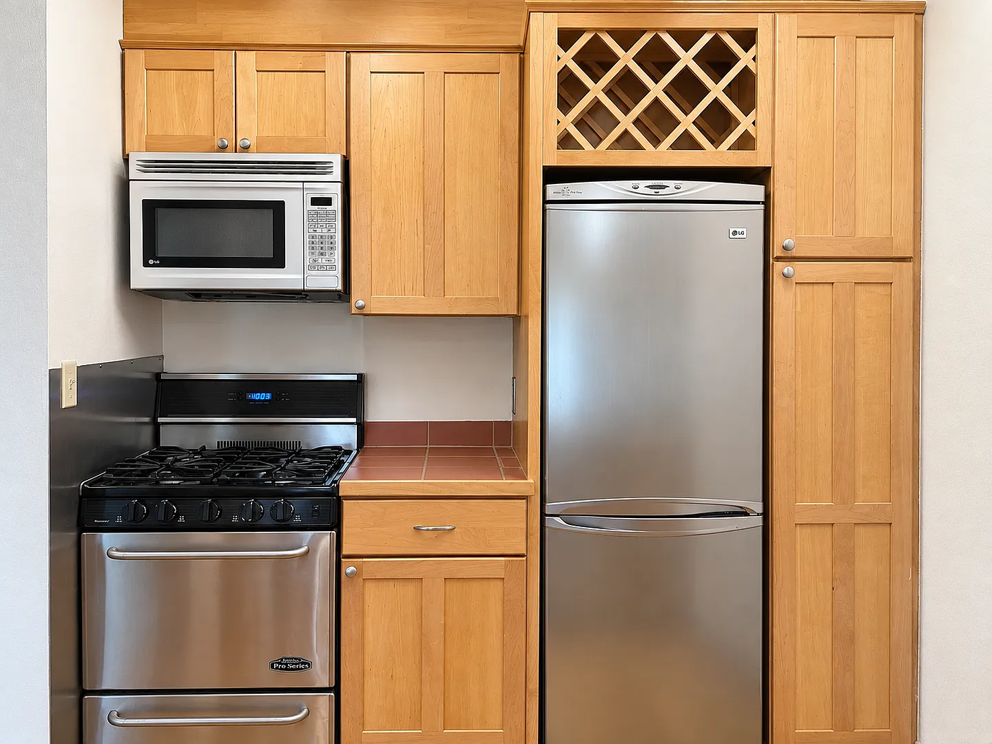 Spacious Top-Floor Studio in Edina - All Utilities Included — Photo 4