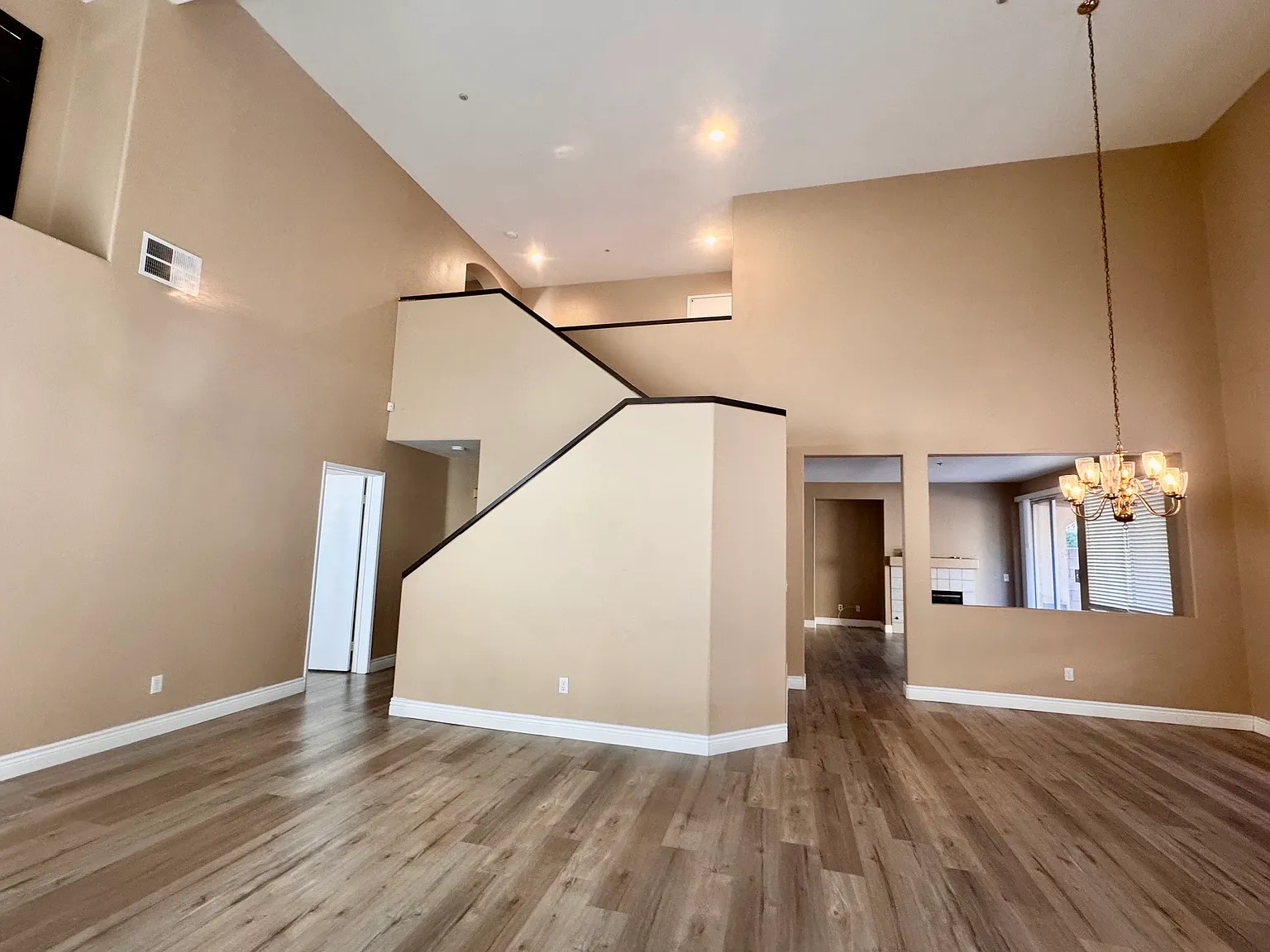 4 bed, 2328 sqft, $3,680 — Photo 4