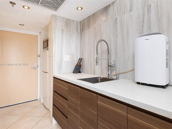 5th image of 19201 Collins Ave #905