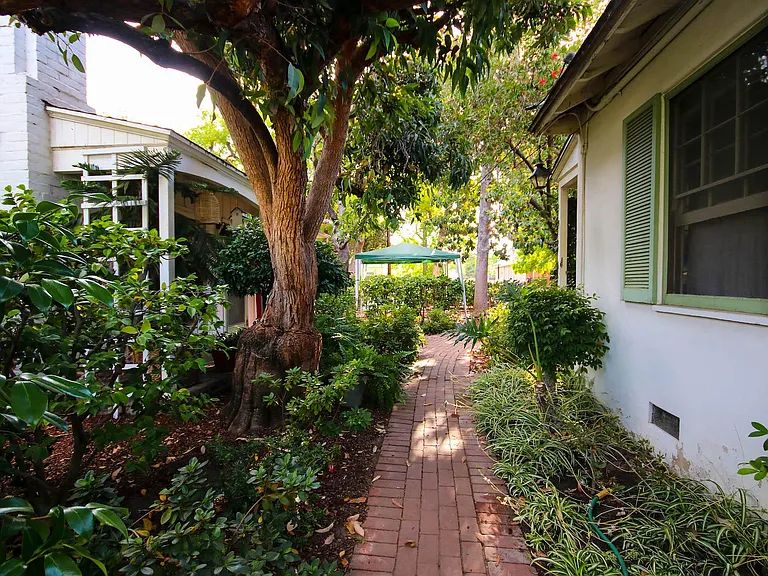 658 N Madison Ave — Photo 27