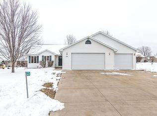 N1674 Medina Dr, Greenville, WI 54942