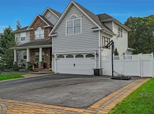 40 Manorview Way, Manorville, NY 11949