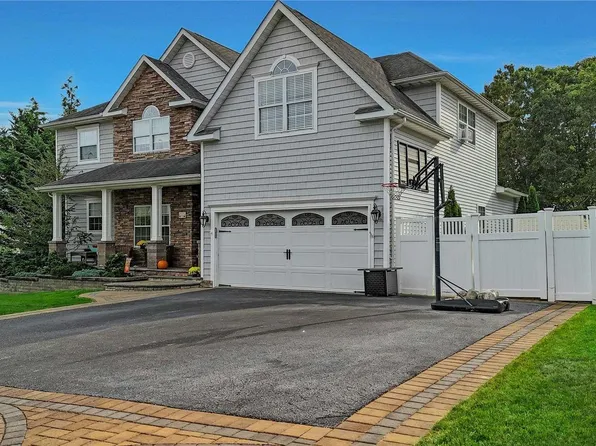 40 Manorview Way, Manorville, NY 11949