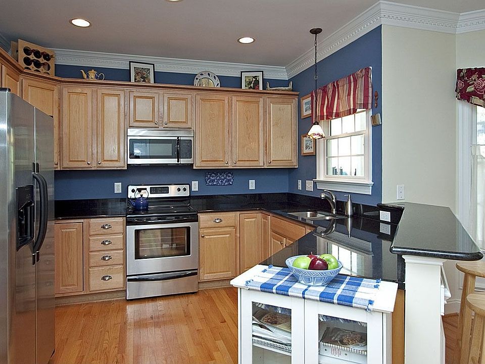 KITCHEN RECENTLY UPGRADED W/GRANITE & SS APPS!