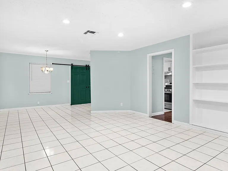 527 Lively Dr — Photo 10