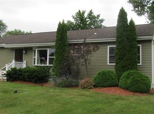216 Lynnhaven Dr, North Syracuse, NY 13212