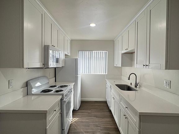 2nd image of 4724 Jewell St #4724
