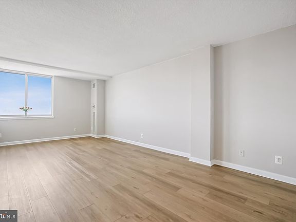 4th image of 501 Slaters Ln APT 1115