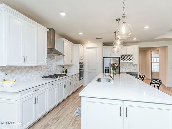 5th image of 252 SAND HARBOR Drive