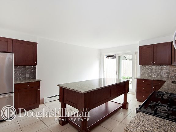 3rd image of 546 Pacific St #1