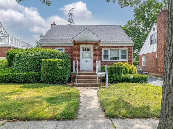 40 Pilgrim Street, New Hyde Park, NY 11040