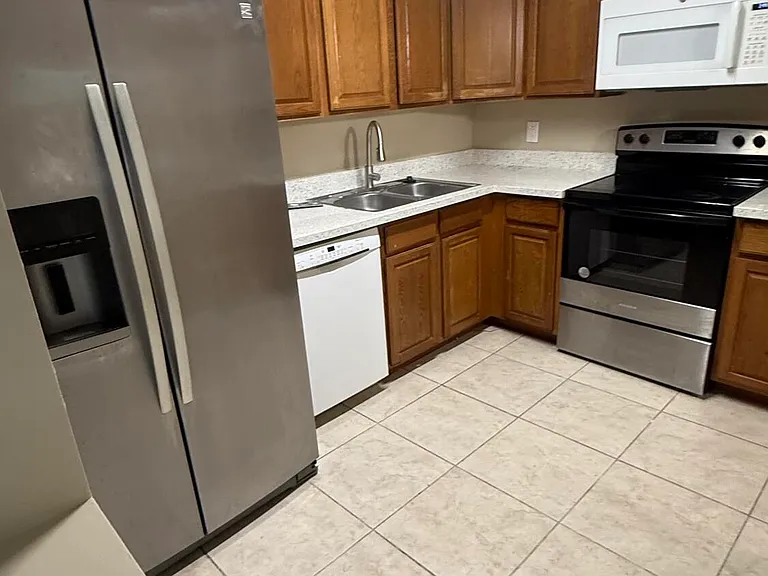 475 SE 8th St #220 — Photo 8