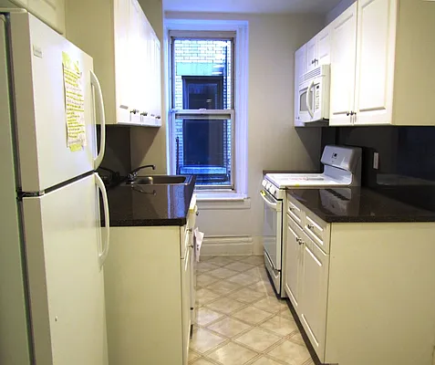 Rented by Siderow Residential Group | media 27