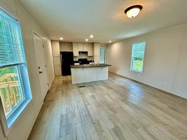 3 bed, 2.0 bath, 1034 sqft, $1,250 — Photo 4