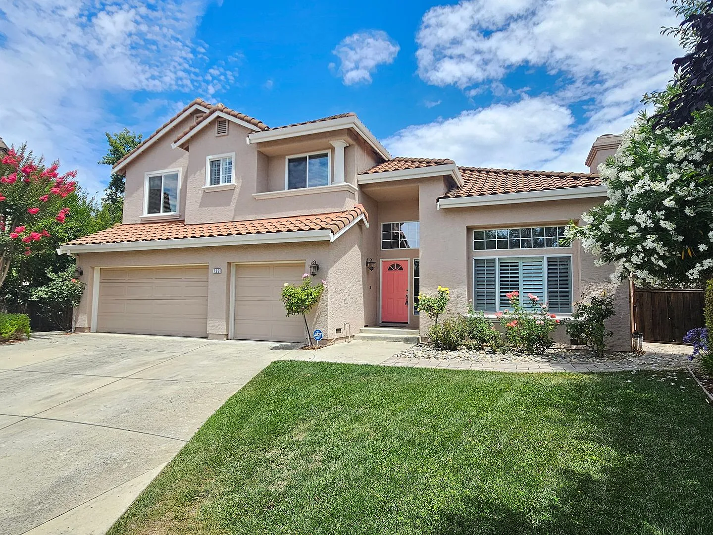 Beautiful Five Bedroom Four Bathroom Home — Photo 1